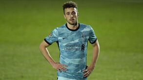 Problemas na defesa e reforços com azar: Diogo Jota é mais uma dor de cabeça no Liverpool