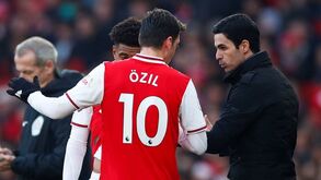 Wenger disposto a ajudar Arteta em fazer 'renascer' Özil
