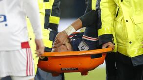 Alarme no Paris SG: Neymar deixa relvado de maca e em lágrimas 