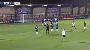 Recorda-se da obra-prima de Bergkamp ao Newcastle? Jogador da Martinica copiou-a... na perfeição!