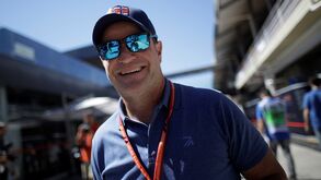 Barrichello acaba com 'fama' de eterno segundo à boleia da vacina da Covid-19