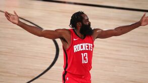 Clubes de striptease, viagens e folgas extra: privilégios de James Harden geram polémica