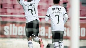 V. Guimarães a vencer o Benfica: grande arrancada de Edwards terminou no golo de Estupiñán