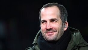 Schalke 04 despede treinador Manuel Baum e faz regressar Huub Stevens