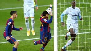 Messi marcou frente ao Valencia e igualou recorde de Pelé: veja o lance