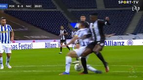 O lance do penálti que colocou o FC Porto a vencer o Nacional