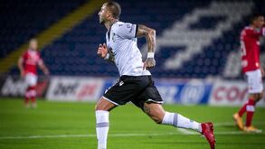 O golaço de Ricardo Quaresma: roubou a bola, simulou uma trivela e deixou o defesa às voltas