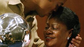 Mãe de Ronaldinho internada nos cuidados intensivos com Covid-19: «Força mãe»