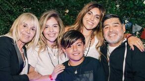 Filha de Maradona reage à autópsia: «Todos os filhos da p... à espera de drogas e álcool»