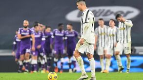 Da 'bofetada' ao 'show viola' em Turim: pesada derrota da Juventus em destaque na imprensa italiana