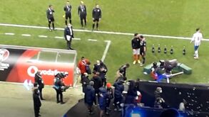 O longo abraço de Sérgio Conceição a Luisão que marca o final da Supertaça