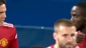 Insólito: Cavani 'esqueceu-se' de celebrar golo e Bailly chamou-o à atenção