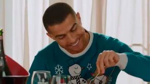 Cristiano Ronaldo à mesa na bem humorada mensagem de Natal da Juventus