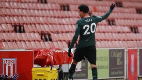 Adeptos do Tottenham ao lado de Dele Alli no diferendo com Mourinho