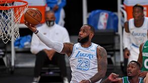 É já um dos momentos mais cómicos da época na NBA: LeBron James vai para a linha de lance-livre e faz isto