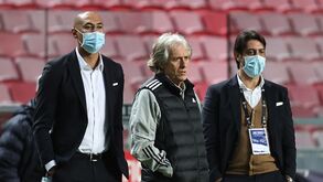 As imagens da conversa entre Jorge Jesus, Rui Costa e Luisão antes do Benfica-Portimonense