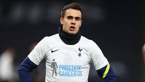 Reguilón passou o Natal sozinho e recebeu prenda inesperada de José Mourinho
