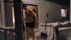 Imune ao frio (e em roupa interior), Ibrahimovic mergulha no meio da neve