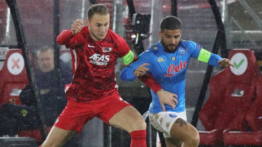 AZ Alkmaar empata com o Nápoles e sobe ao 2.º do grupo F