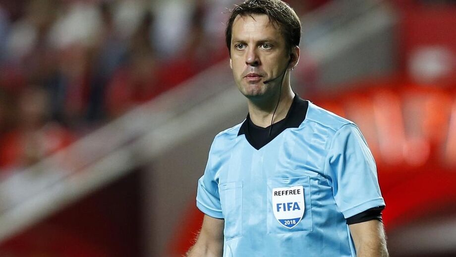 Aleksei Kulbakov arbitra Standard Liège-Benfica