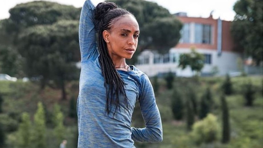 «Está com medo e fome mas viva»: atleta espanhola refugia-se nas montanhas para escapar a guerra
