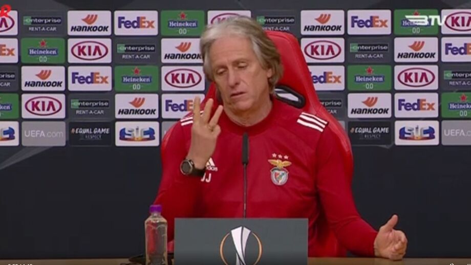 Treinador aborda possibilidade de o Benfica mudar de sistema tático