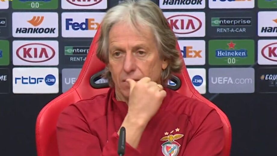 Treinador do Benfica confrontado com o caso ocorrido no jogo do PSG com o Basaksehi