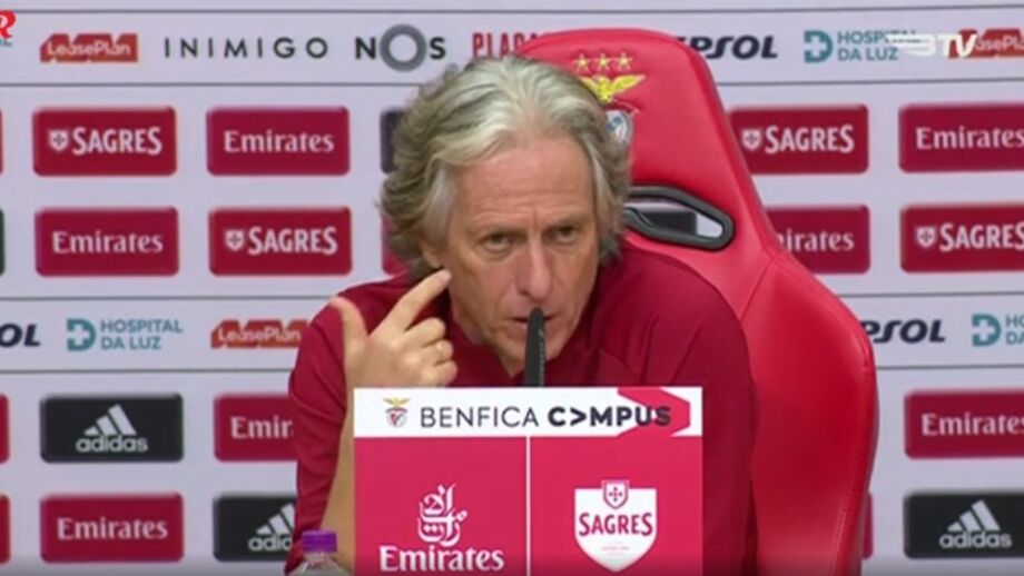 Treinador do Benfica responde a possíveis reforços no mercado de inverno