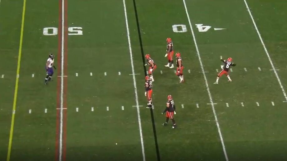 Momento histórico (e algo caricato) no triunfo dos Baltimore Ravens sobre os Cleveland Browns