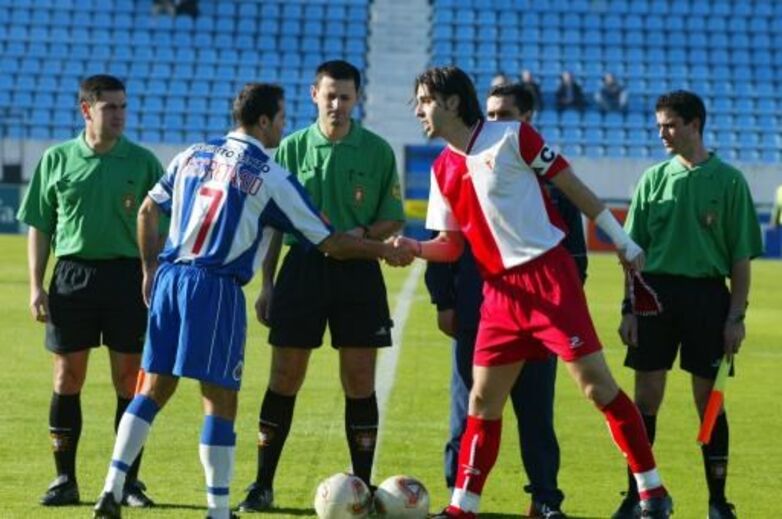 Os capitães Secretário e Casquinha cumprimentam-se antes da eliminatória da Taça de Portugal em 2004.