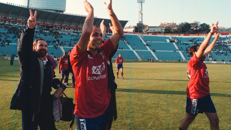 Torreense (1998/99) - O FC Porto foi o primeiro a sofrer – em 1942/43, frente ao V. Setúbal – e é também aquele que mais vezes participou neste tipo de situações, com seis eliminações diante de clubes secundários, contra cinco do Sporting e três do Benfica. E se a maior parte desses resultados inesperados aconteceram antes de os dragões atingirem o estatuto que conseguiram a partir dos anos 80 do século passado, esse não é o caso daquele que é um dos maiores escândalos de sempre: o triunfo do Torreense, então na 2.ª Divisão B, no antigo Estádio da Antas, em 1998/99. Comandados por Fernando Santos, os dragões caminhavam para a conquista do inédito pentacampeonato quando, a 16 de fevereiro de 1999, Dia de Carnaval, receberam o 8.º classificado da Zona Centro do então 3.º escalão nacional. O sério aviso recebido na ronda anterior, quando apenas eliminou o Famalicão (também da 2.ª Divisão B) após prolongamento, por 4-2, não serviu de nada. Com vários jogadores poupados (Vítor Baía, Jorge Costa, Secretário, Paulinho Santos, Rui Barros ou Jardel), a equipa portista não conseguiu manietar um Torreense que resistiu a todas as investidas dos anfitriões. E a cinco minutos dos 90, aparece Cláudio Oeiras a decidir o jogo. O avançado, então com 21 anos, saiu do banco aos 75’ e deu a Torres Vedras um Carnaval ainda mais memorável. E uma equipa recheada de jogadores que fizeram carreira nos escalões secundário