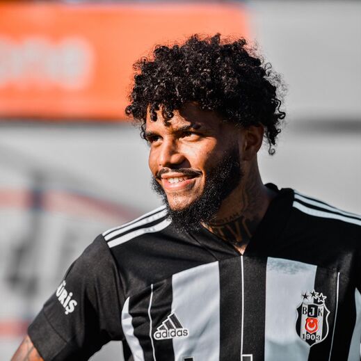 Rosier (Besiktas) - O internacional sub-21 francês vingou na Turquia, onde já contabiliza 26 jogos oficiais e um golo. O problema é que o Besiktas não tem uma grande capacidade financeira, e a crise provocada pela Covid-19 veio piorar a situação de tesouraria. O defesa, de 24 anos, já se mostrou interessado em sair de Alvalade e continuar a carreira em Istambul, e espera que no final da época seja possível um acordo.