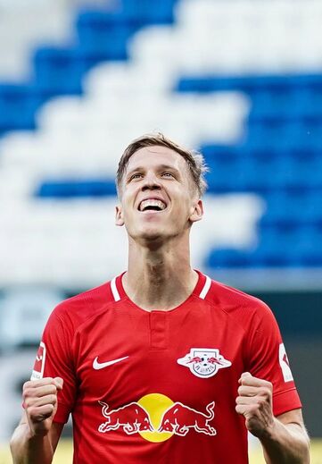 22. Dani Olmo - Um dos jogadores mais promissores do futebol europeu e de quem esperam que tenha um grande futuro. Chegou ao Barcelona com apenas 9 anos de idade, tendo permanecido nos culé até aos seus 16 anos, altura em que assinou contrato com o Dínamo Zagreb. Hoje representa o RB Leipzig.