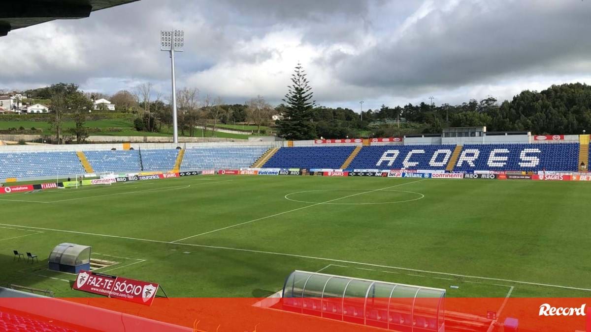 Benfica mostra estado do relvado do Estádio do Santa Clara ...