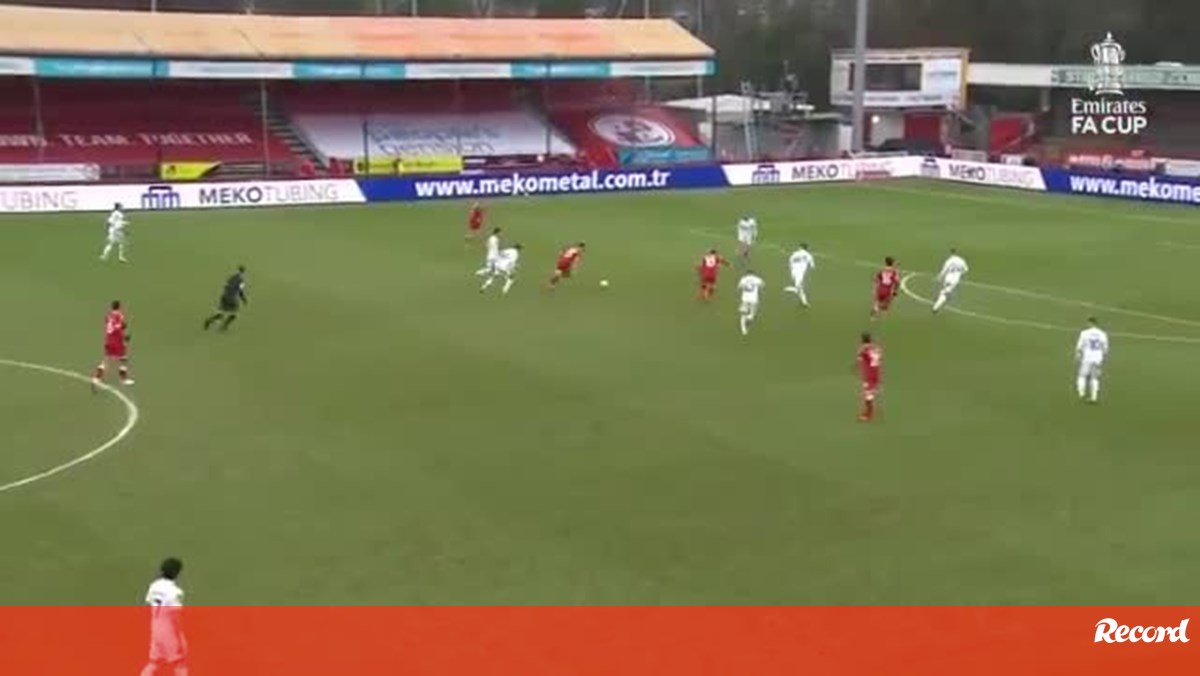 O golaço que deu início ao descalabro do Leeds na Taça de ...