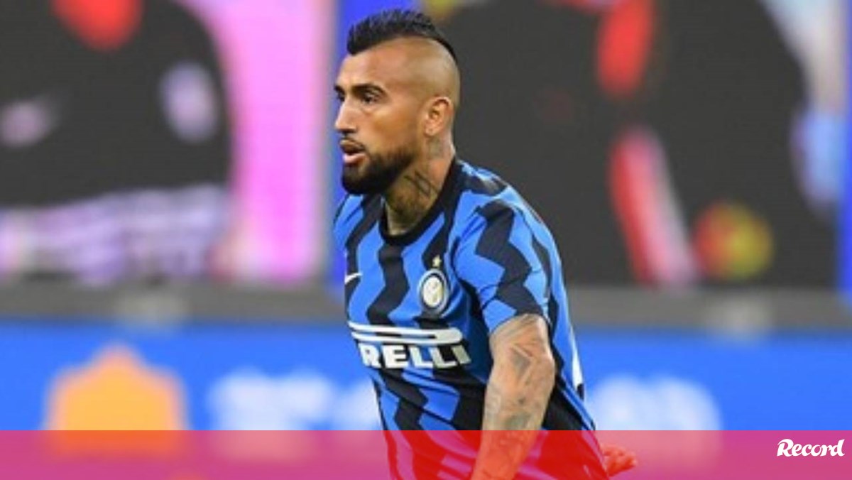 Arturo Vidal e o polémico beijo no símbolo da Juventus ...