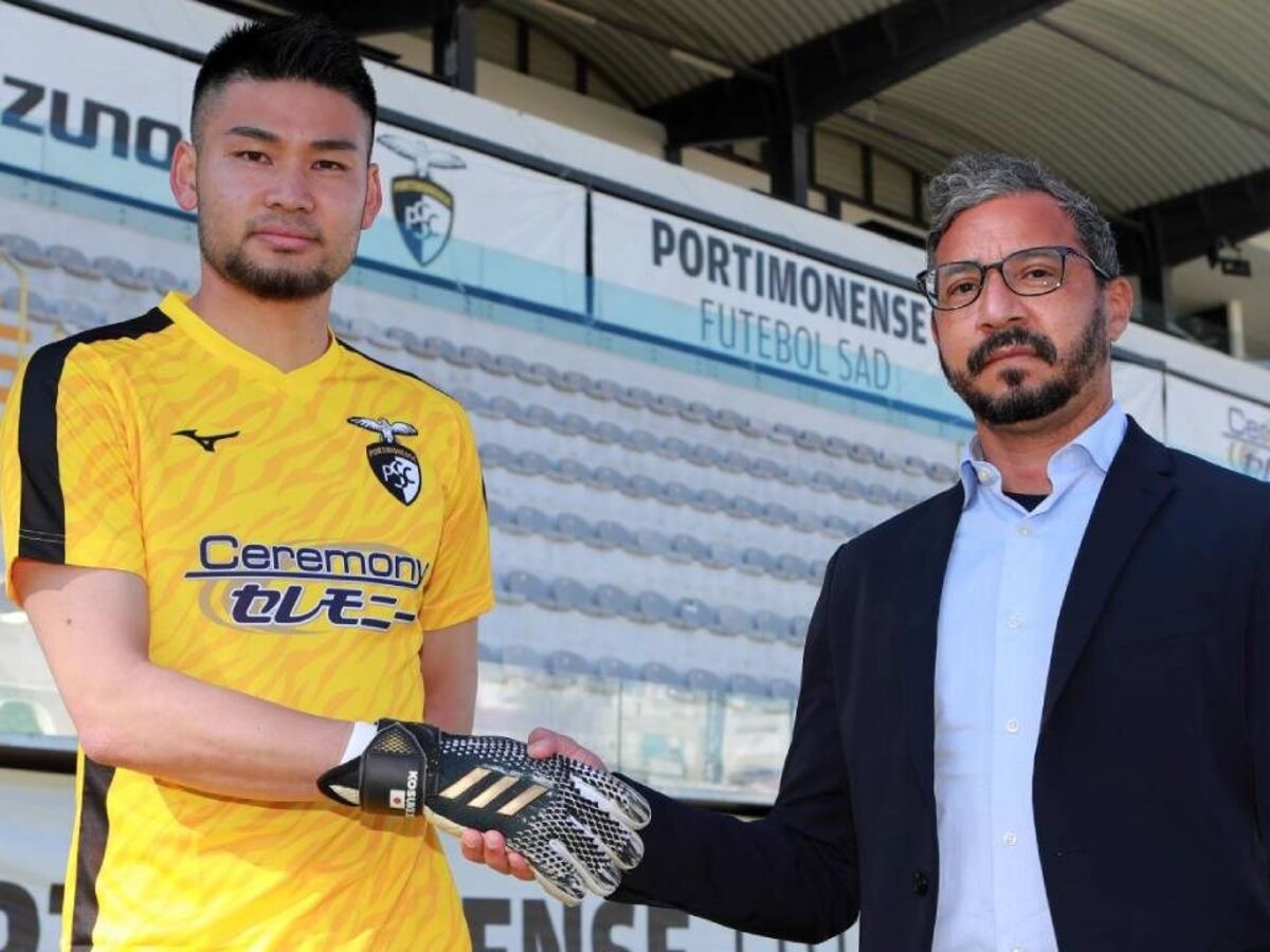 Mercado: Guarda-redes Kosuke Nakamura apresentado como reforço do