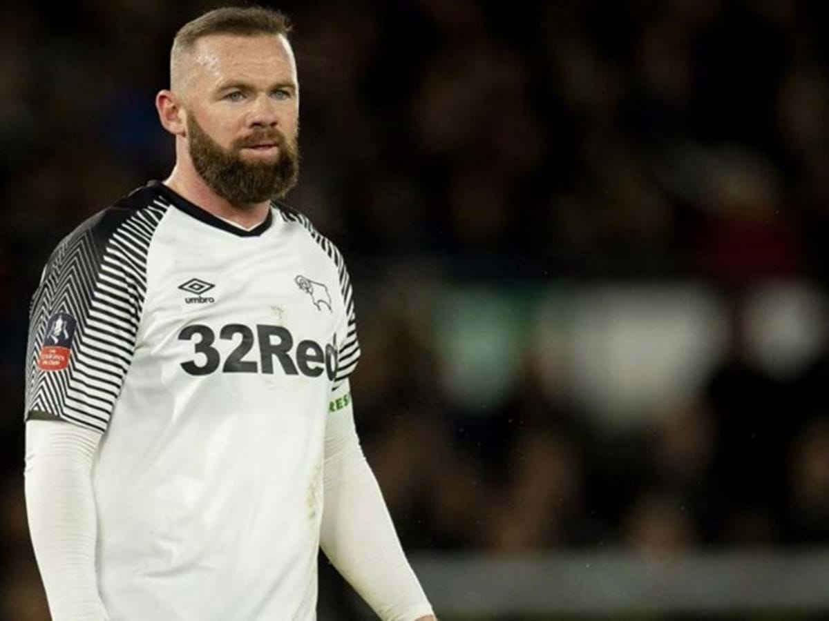 Técnico Rooney machuca próprio jogador em treino do Derby CountyJogada 10