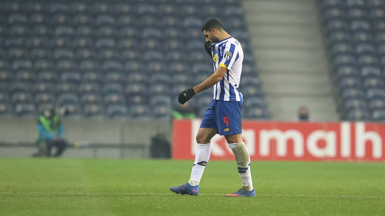 Taremi rematou colocado e deu a volta ao marcador na Luz: iraniano e Otávio  apontaram para o escudo de campeão - Vídeos - Jornal Record