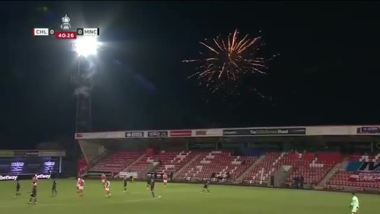 Jogo do time feminino do PSG é interrompido por fogos de artifício