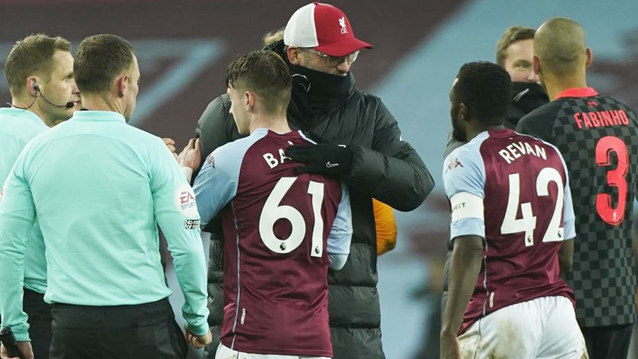 Jürgen Klopp cumprimentou jovens do Aston Villa no final do jogo