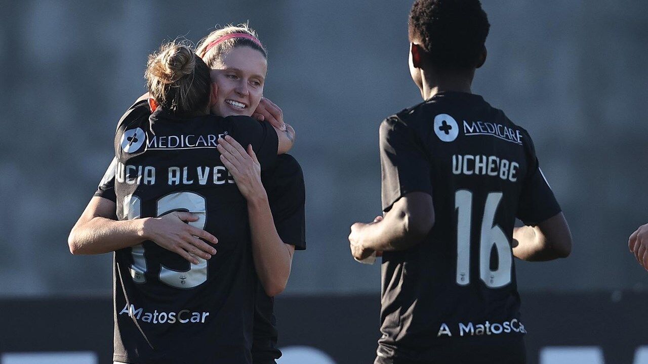 Águias festejam um dos quatro golos de Cloé Lacasse