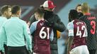 Jürgen Klopp cumprimentou jovens do Aston Villa no final do jogo
