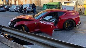 Guarda-redes do Génova colocou Ferrari a lavar e o carro acabou destruído