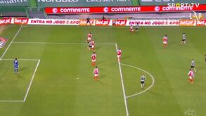 Jogadores do FC Porto pediram penálti por mão de Gilberto na área do Benfica