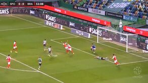 Jogadores do Benfica ficaram a pedir penálti após toque de Pepe com o braço na bola