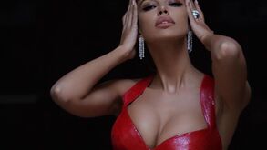 A manequim romena que anda a tirar a mãe de Nicolò Zaniolo do sério