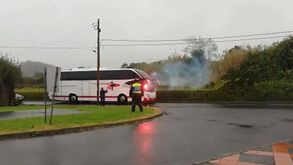 Temporal 'recebe' Benfica na chegada ao estádio
