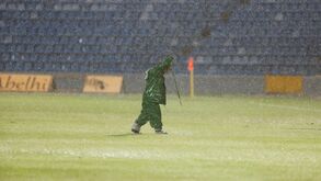Estas imagens dizem tudo sobre o estado do relvado no Santa Clara-Benfica