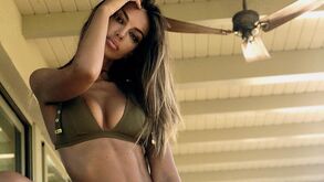 As curvas de ouro de Madalina Ghenea